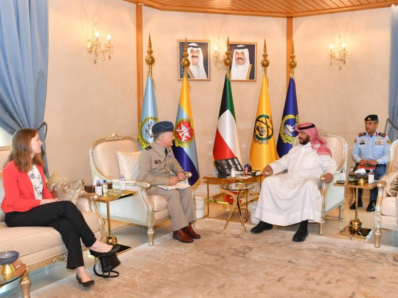 رئيس مجلس الوزراء وزير الدفاع الشيخ طلال الخالد خلال استقباله الوفد البريطاني أمس