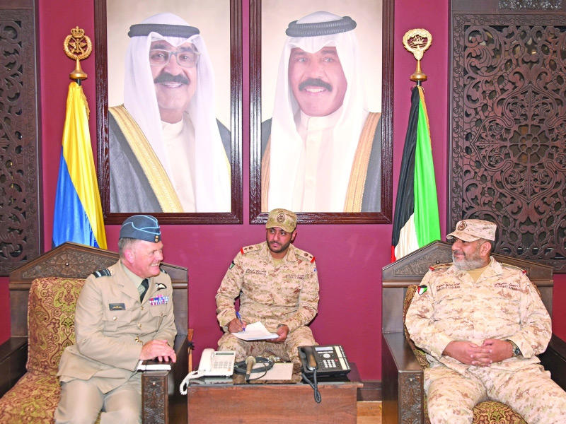 رئيس الأركان العامة للجيش الفريق الركن خالد الصالح مستقبلاً مستشار وزير الدفاع الأول البريطاني للشرق الأوسط الفريق الطيار مارتن سامبسون