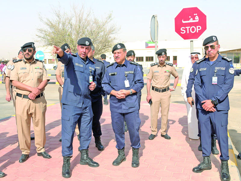 وكيل وزارة الداخلية المساعد لشؤون المرور والعمليات، اللواء جمال الصايغ يستمع إلى شرح عن آلية التطوير في أقسام الاختبار
