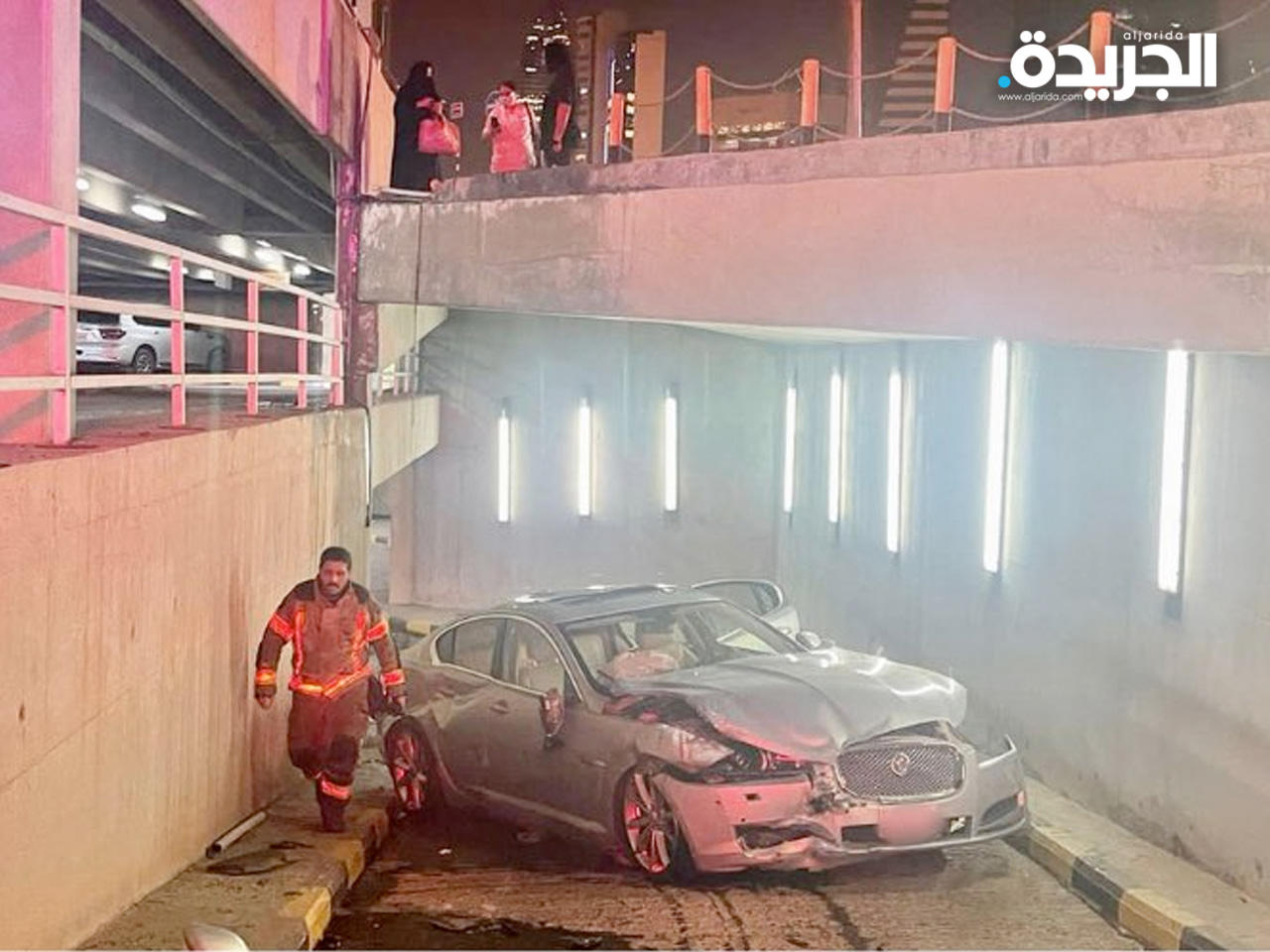 سقوط مركبة مواطنة في مواقف المستشفى الأميري