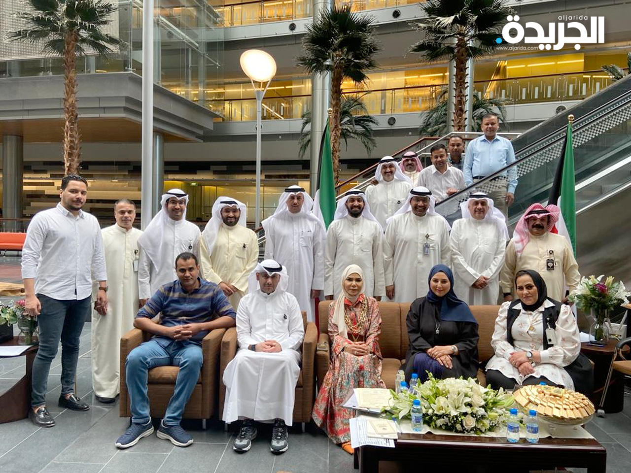 وكيل وزارة التربية د. علي اليعقوب متوسطاً فريق استقبال المراجعين