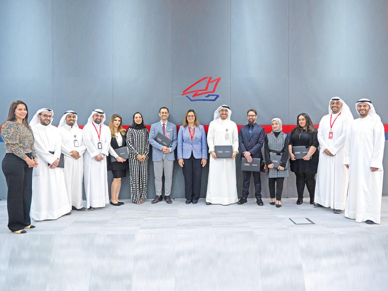 المديرة العامة لإدارة الموارد البشرية سلمى الحجاج تتوسط المتدربين