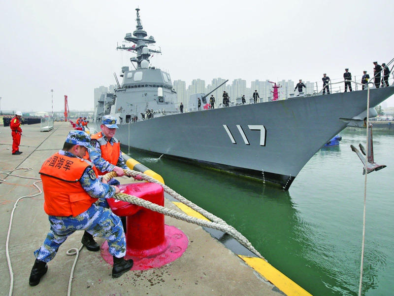 جنود صينيون يحررون سفينة يابانية زائرة