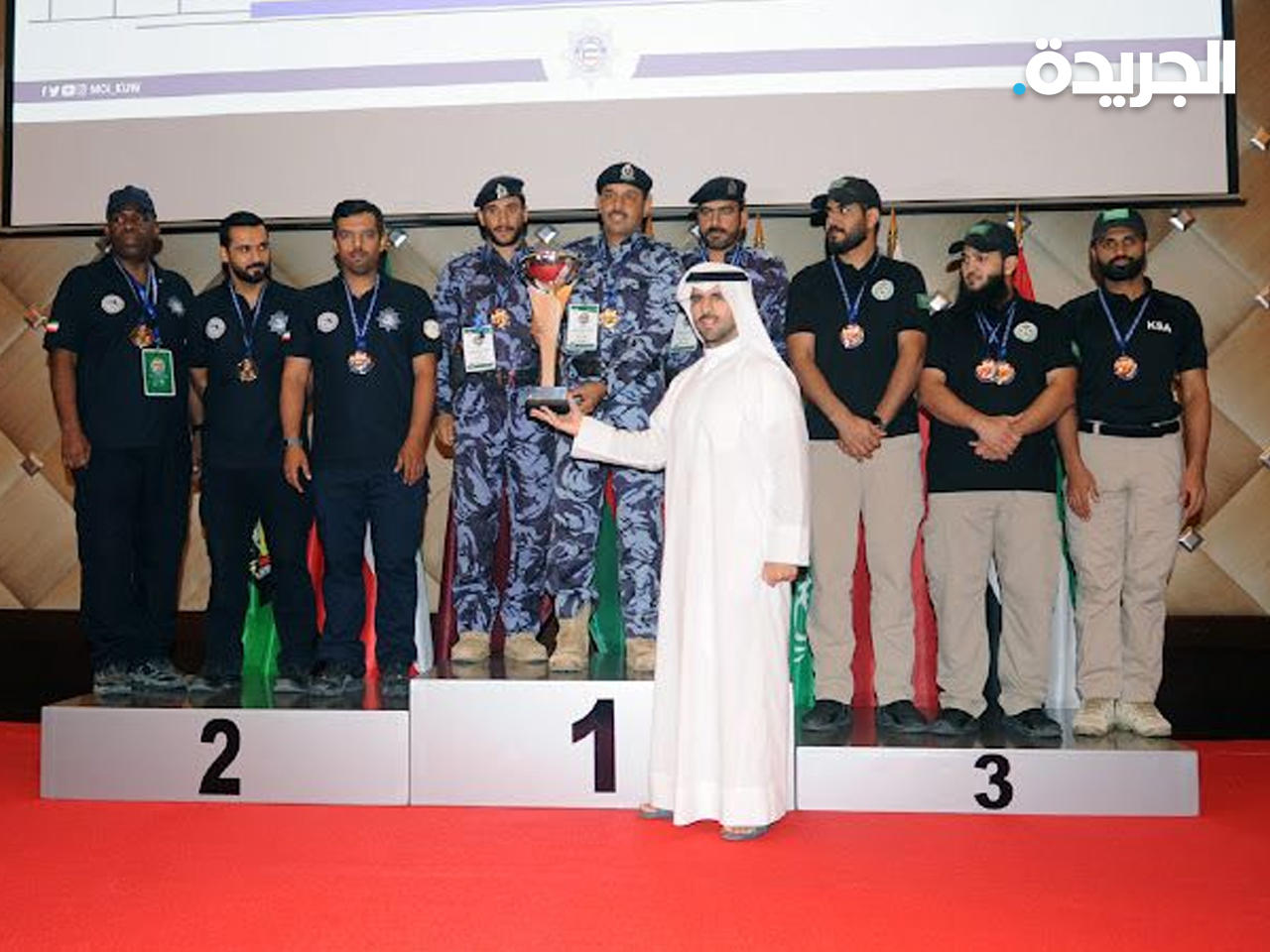 الشيخ فهد الناصر ممسكاً بالكأس مع منتخب وزارة الداخلية