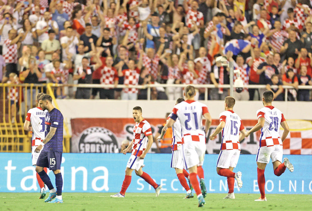 لاعبو المنتخب الكرواتي يحتفلون بهدفهم في مرمى فرنسا