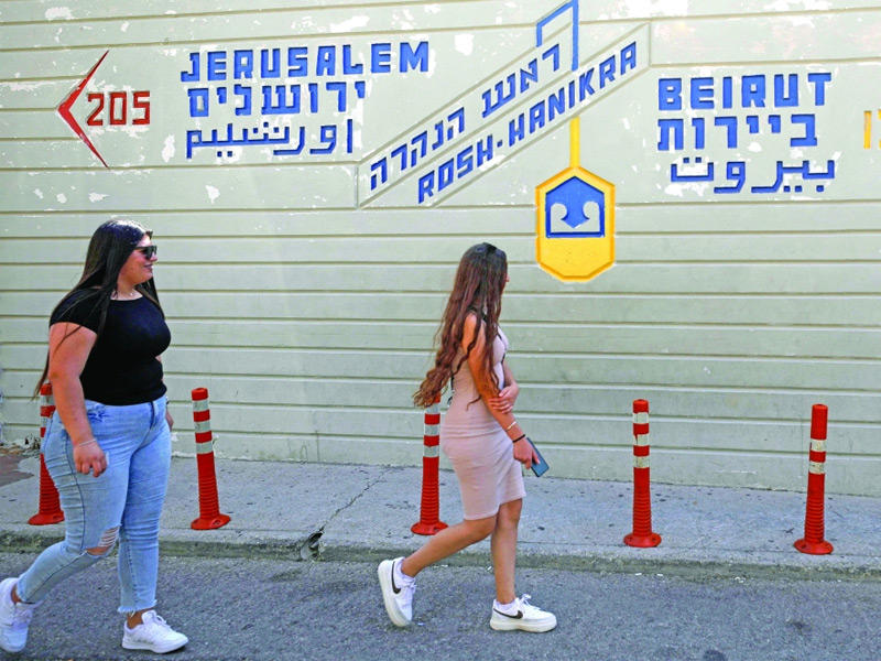 إسرائيليتان في نقطة حدودية مع لبنان قبالة رأس الناقورة (أ ف ب)