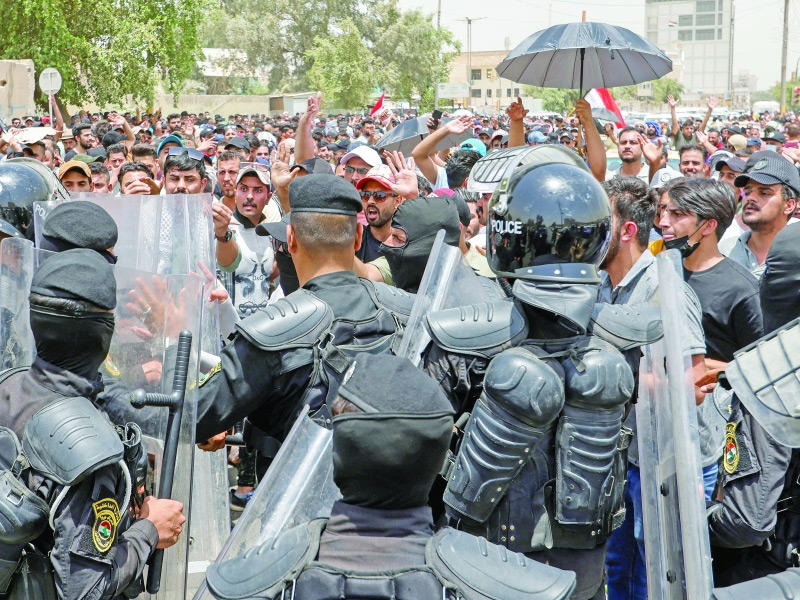 تظاهرة أمام البرلمان في بغداد (رويترز)