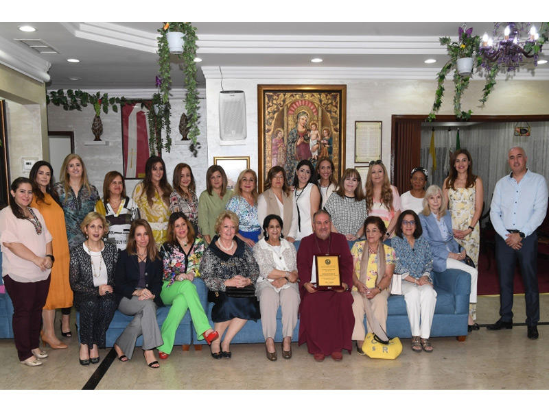 النائب البطريركي للروم الكاثوليك في الكويت والخليج العربي، الأرشمندريت بطرس غريب متوسطاً الوفد