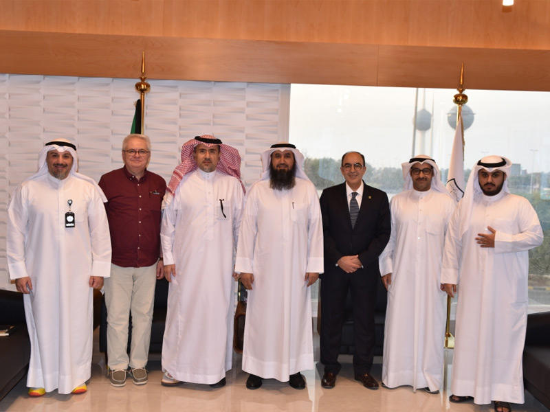 رئيس جمعية المهندسين م. فيصل العتل وخطاب يتوسطان المشاركين باللقاء