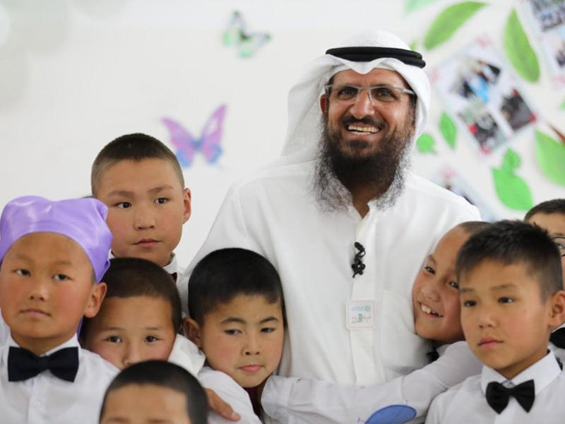 صورة تجمع بين رئيس مجلس إدارة جمعية الصفا الخيرية الإنسانية محمد الشايع مع الاطفال في قرغيزيا