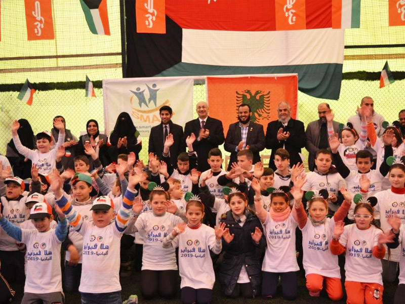 لقطة جماعية لإدارة المشاريع التابعة لقطاع البرامج والمشاريع بجمعية النجاة الخيرية مع الاطفال 