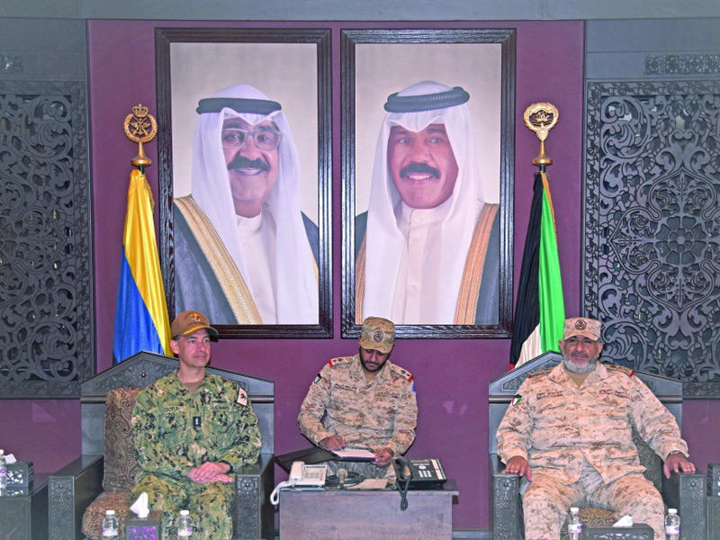 رئيس الأركان العامة للجيش الفريق الركن خالد الصالح مستقبلاً قائد القوات البحرية في القيادة المركزية الأميركية الفريق بحري براد كوبر