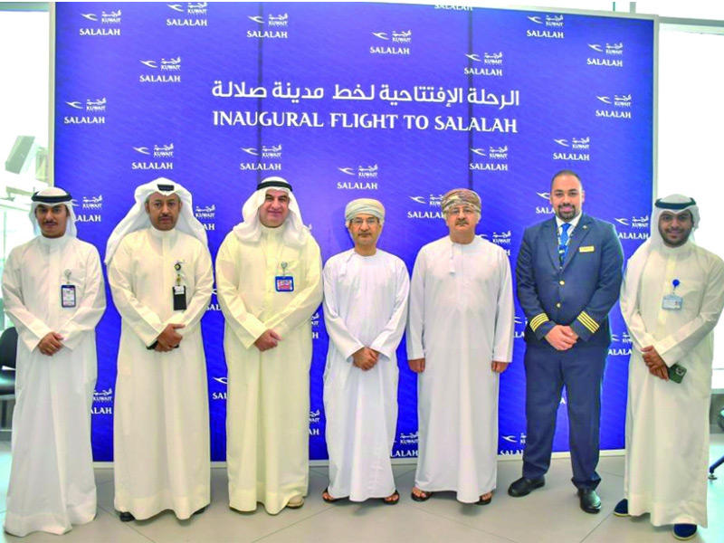 مدير دائرة الاتصال المؤسسي والعلاقات العامة خالد البستان ونائب رئيس البعثة في سفارة سلطنة عمان لدى الكويت هلال الشنفري في صورة جماعية