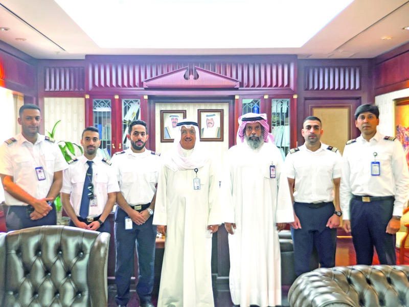رئيس مجلس الإدارة الكابتن علي الدخان مستقبلاً المهندسين في صورة جماعية