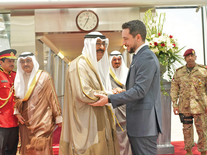 ولي العهد لدى استقباله بن عبدالله أمس