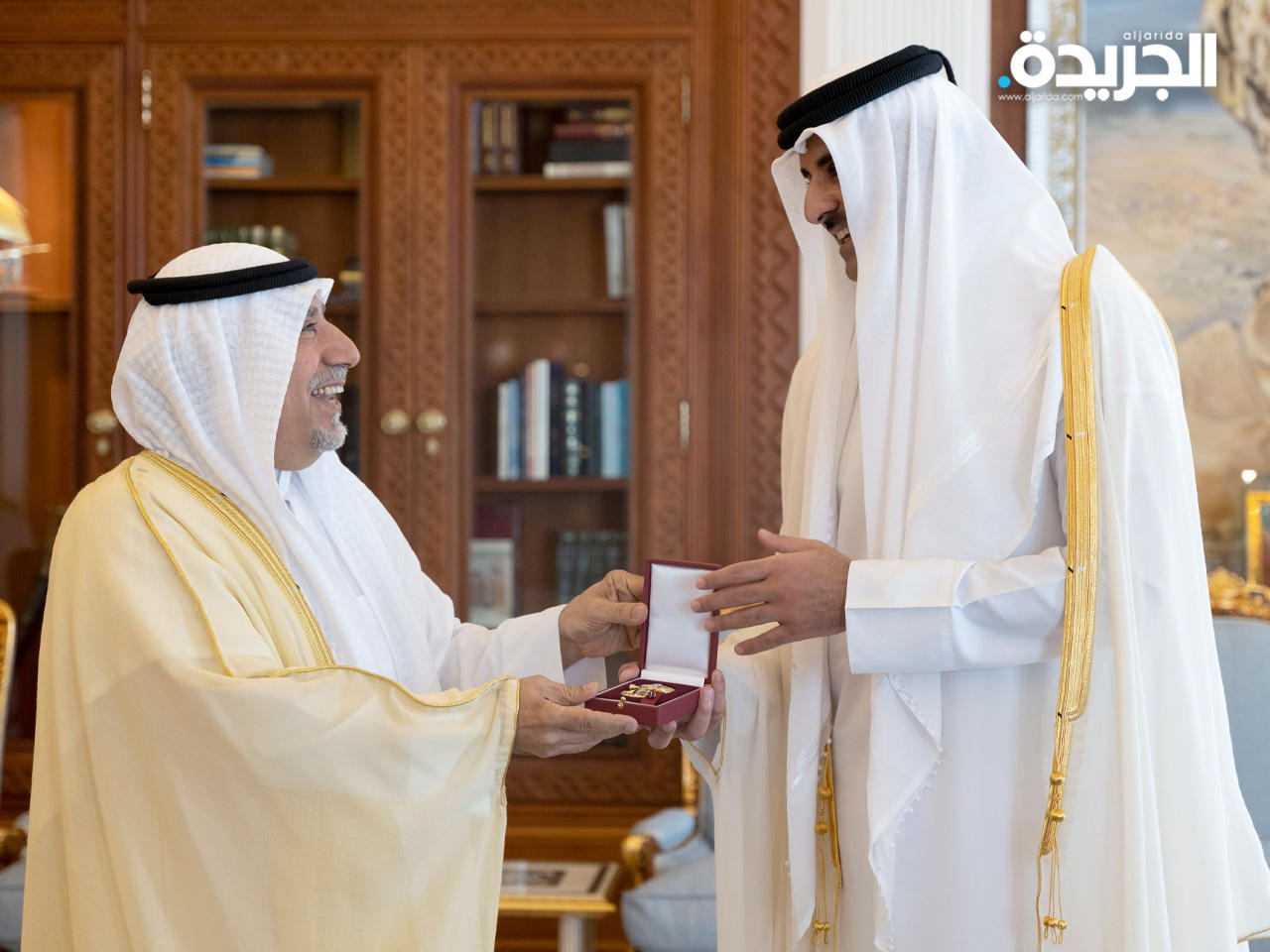 أمير قطر مستقبلاً سفير الكويت حفيظ العجمي