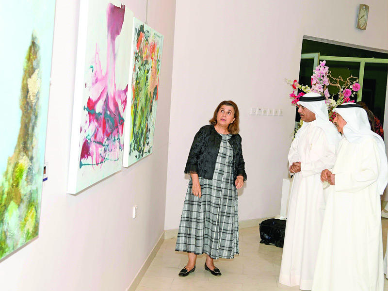 مدير إدارة الجمعيات الأهلية بوزارة الشؤون الاجتماعية خالد القحطاني ورئيس الجمعية عبد الرسول سلمان أثناء الجولة في المعرض