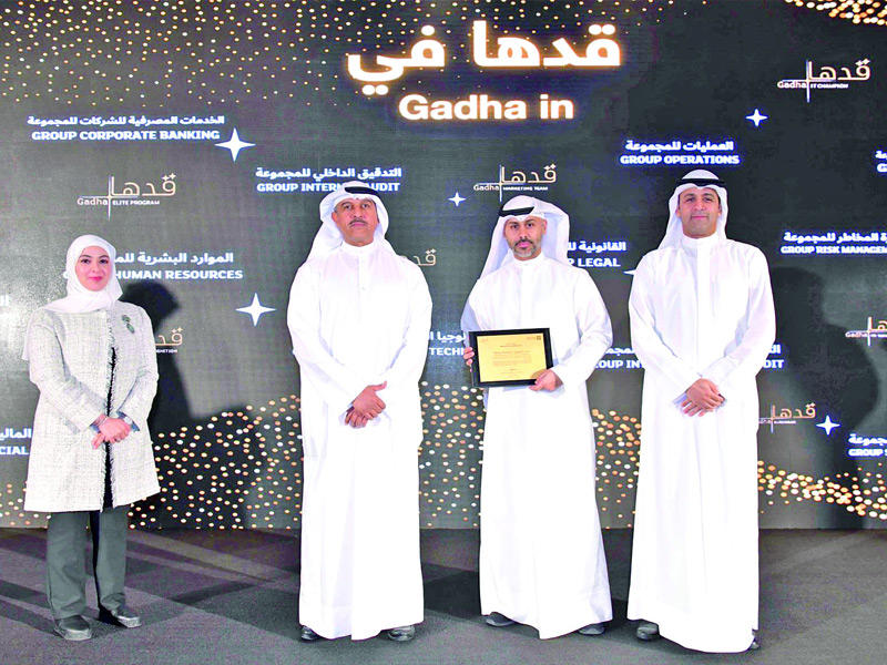  الرئيس التنفيذي للمجموعة بالتكليف عبدالوهاب عيسى الرشود والشملان ونهال المسلم في تكريم أحد الموظفين