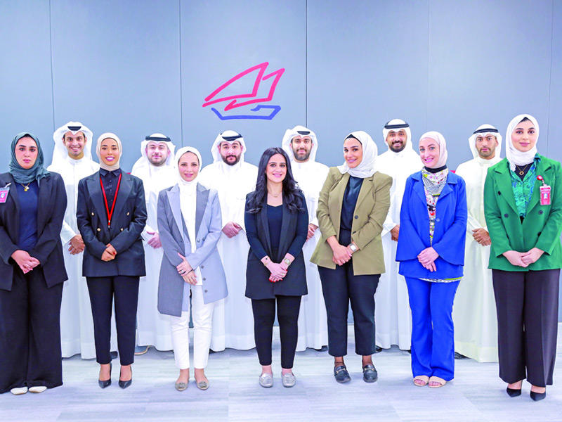 موظفو البنك في صورة جماعية مع ختام برنامج التدريب