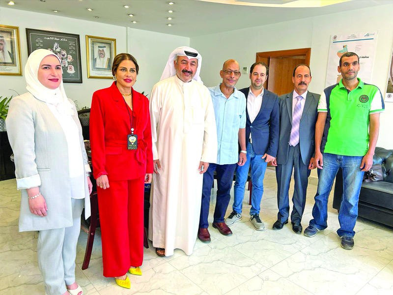 مدير منطقة الأحمدي الصحية د. أحمد الشطي متوسطاً المشاركين في اللقاء