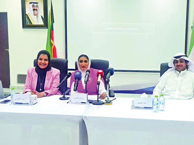 رئيس جمعية المعلمين حمد الهولي والموجهة العامة لمادة العلوم بوزارة التربية منى الأنصاري خلال مشاركتهما في ندوة «الدراسات العليا»