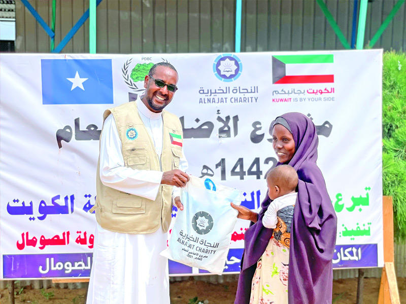 رئيس زكاة سلوى الشيخ بدر العقيل المحسنين مع احد الاطفال 