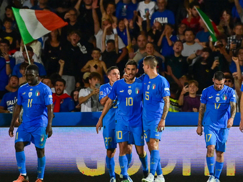فرحة لاعبي إيطاليا بهدف بيليغريني