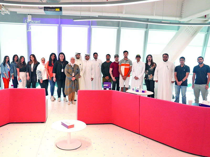 أحمد النويبت وركان الجدعان من «stc» يتوسطان طلاب الجامعة الأميركية