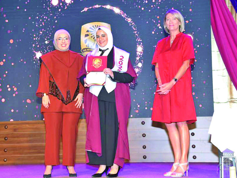 تكريم إحدى الطالبات