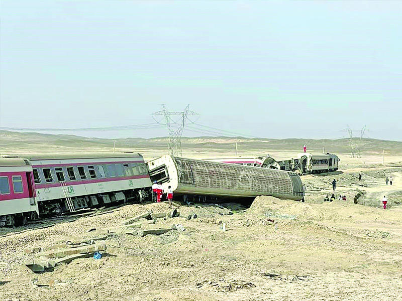 عربات القطار المنكوب بعد خروجها عن مسارها بين مشهد ويزد  (أ ف ب)