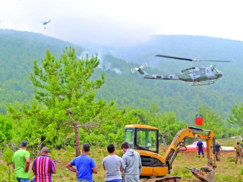جانب من إطفاء غابة صنوبر بري في منطقة بطرماز- السفيري في قضاء الضنية (أ ف ب)