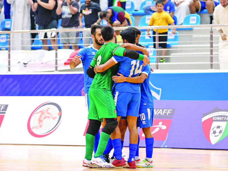 لاعبو الأزرق يحتفلون بالتأهل أمس