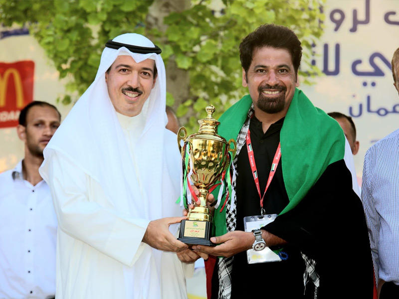 الشيخ أحمد الجابر رئيس الاتحادين الكويتي والعربي للتنس يتوج نجم منتخب الكويت الوطني للتنس السابق أحمد دشتي 