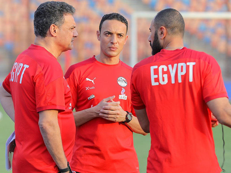 حديث جانبي للجهاز الفني المصري قبل تدريبه الأخير أمس