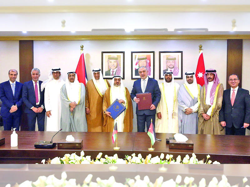 جانب من حفل توقيع اتفاقية القرض