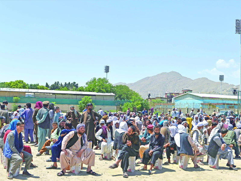 أفغان يتلقون مساعدات صينية في كابول (أ ف ب)