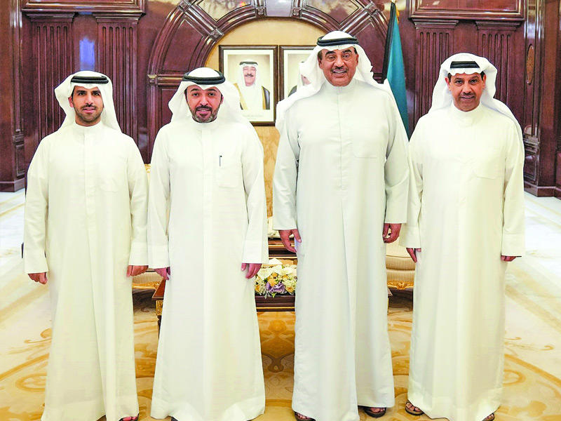 رئيس مجلس الوزراء سمو الشيخ صباح الخالد مستقبلا الوفد الرياضي أمس