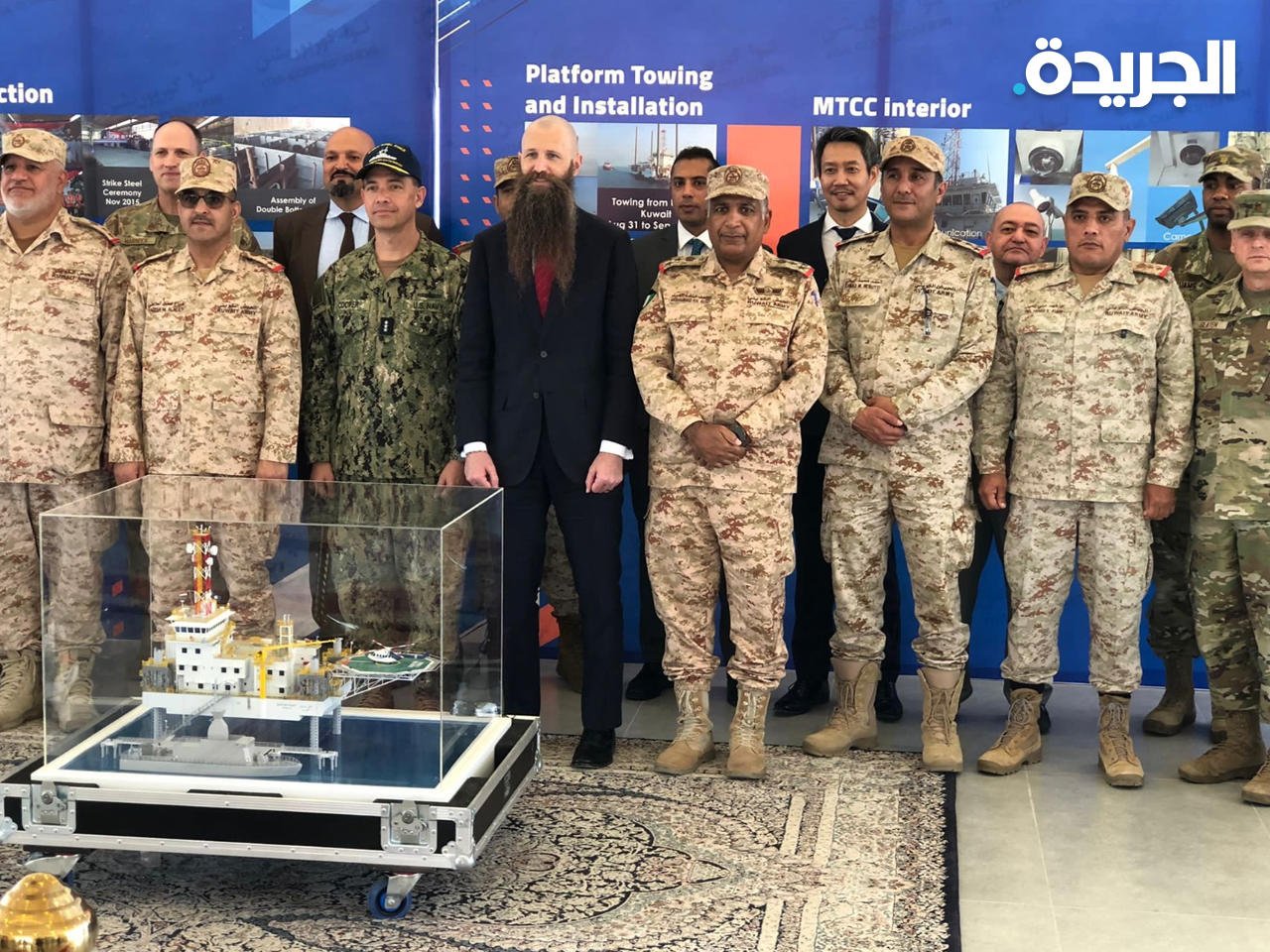 هولتسنايدر متوسطاً ضباط عسكريين كويتيين وأميركيين خلال افتتاح مركز التنسيق