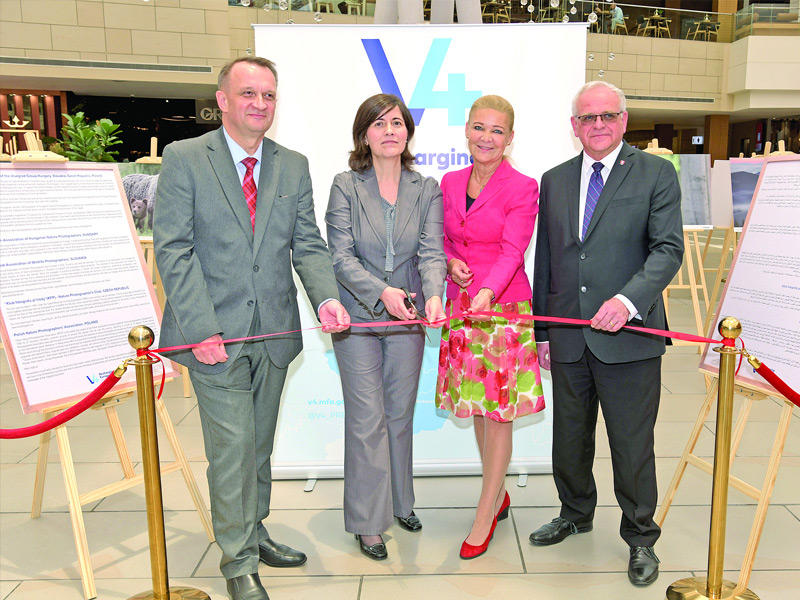 سفراء خلال افتتاح المعرض