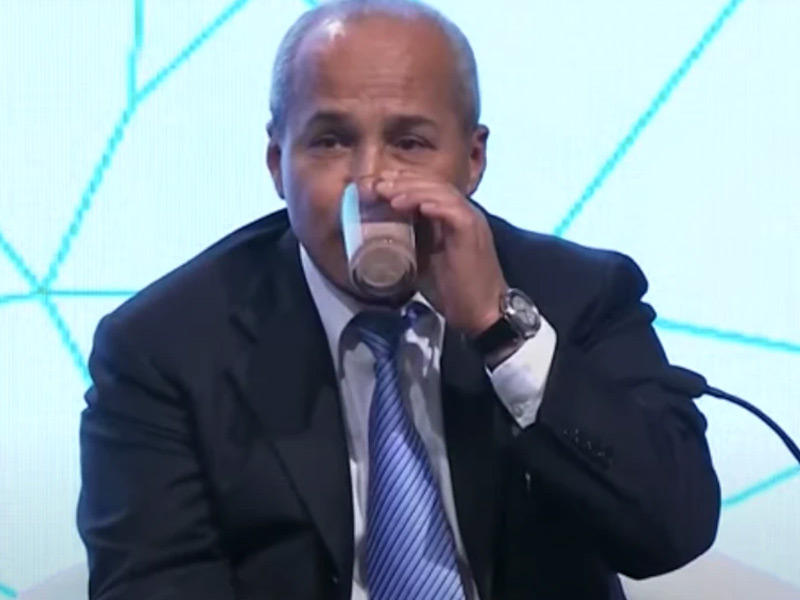 رجل الأعمال الأردني يتناول السماد