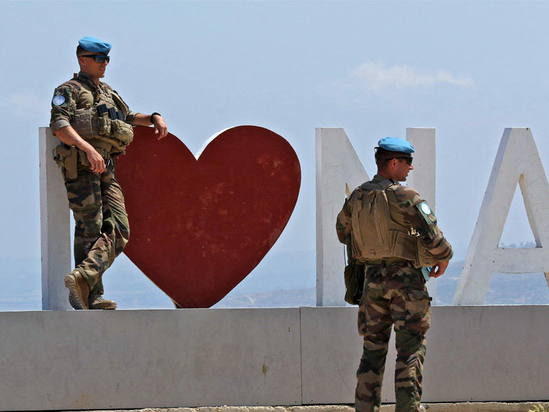 جنديان فرنسيان من اليونيفيل في الناقورة أقصى نقطة بحرية في جنوب لبنان (أ ف ب)