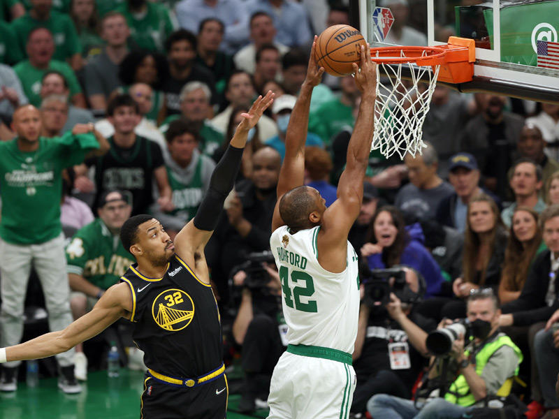 الهورفورد نجم سلتيكس يسجل في سلة بوسطن