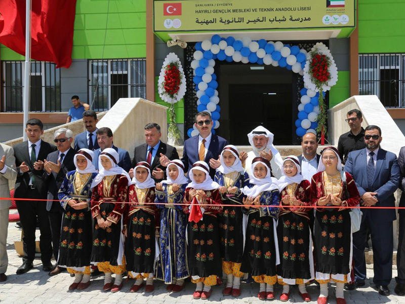 جمعية الشيخ عبدالله النوري الخيرية الكويتية خلال افتتاح مدرسة «شباب الخير» للاجئين السوريين في تركيا