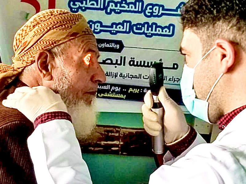 فحص احد المرضى في المخيم الطبي لطب وجراحة العيون