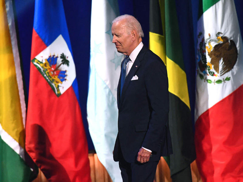 الرئيس جو بايدن متوجهاً لإلقاء كلمته أمام قمة الأميركتين في لوس أنجلس أمس (أ ف ب)