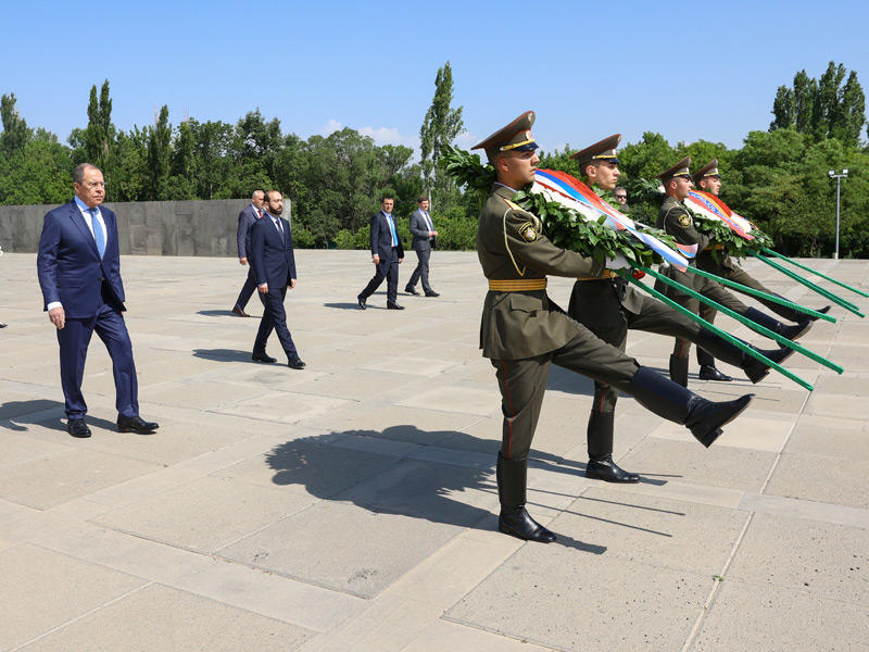 لافروف ونظيره الأرمني يزوران نصباً تذكارياً لضحايا الأرمن في يريفان أمس (رويترز)