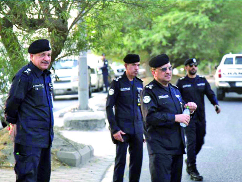 وكيل وزارة الداخلية المساعد لشؤون المرور والعمليات، اللواء جمال الصايغ مع قادة أمنيين خلال الحملة