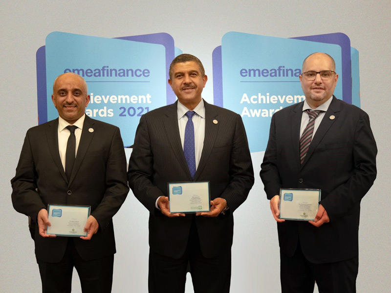 الرئيس التنفيذي لمجموعة بيتك بالتكليف عبدالوهاب الرشود والسميط والرويح مع الجوائز