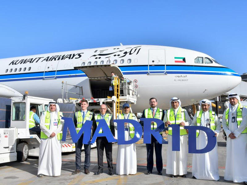  الرئيس التنفيذي للخطوط الجوية الكويتية المهندس معن رزوقي وسفير إسبانيا لدى الكويت ميغيل خوسي أغيلار ومسؤولو «الكويتية» والسفارة