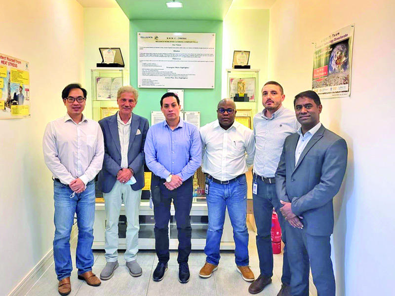 الرئيس التنفيذي لشركة ريلاينس العالمية أمجد الصالح متوسطاً مسؤولي «ريلاينس» و»كوسيل» عقب توقيع العقد